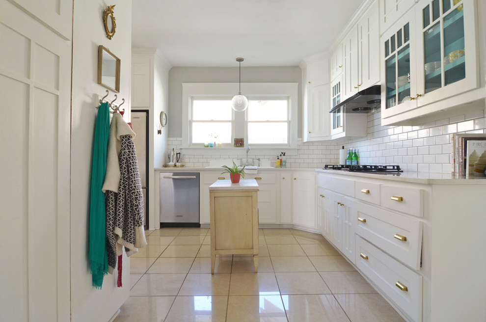 На фото: угловая кухня в стиле шебби-шик с белыми фасадами, белым фартуком, фартуком из плитки кабанчик и бежевым полом с