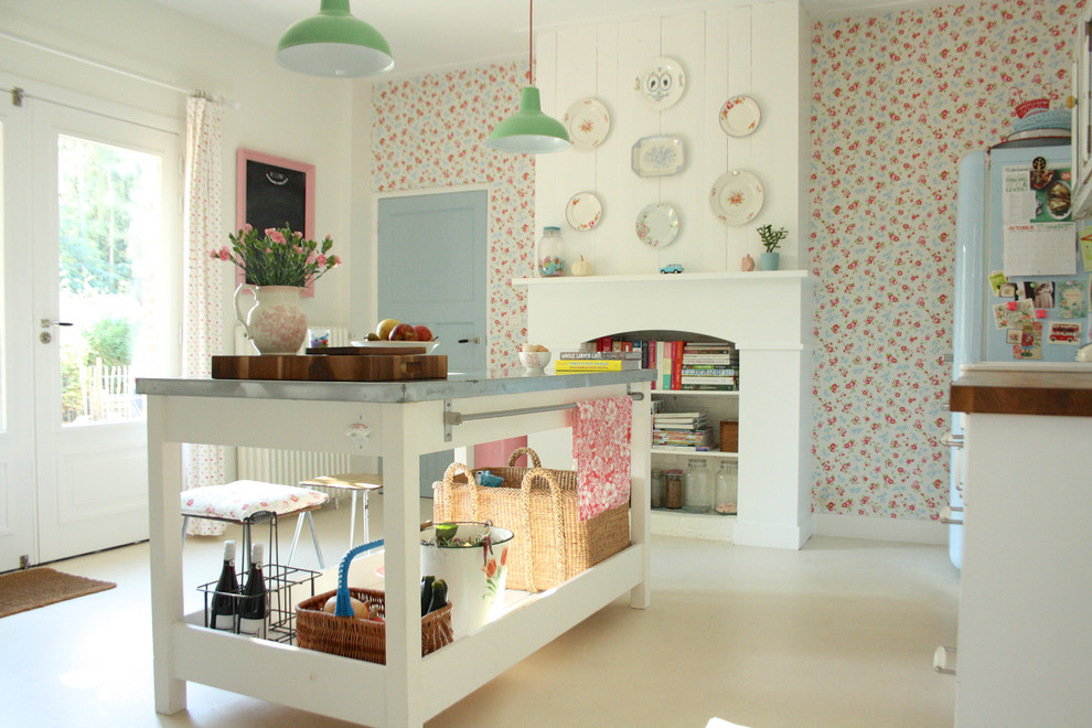 Источник вдохновения для домашнего уюта: кухня в стиле шебби-шик с белыми фасадами, столешницей из цинка, цветной техникой и обоями на стенах