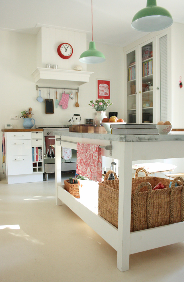 アムステルダムにあるコンテンポラリースタイルのおしゃれなキッチン (白いキャビネット、亜鉛製カウンター) の写真