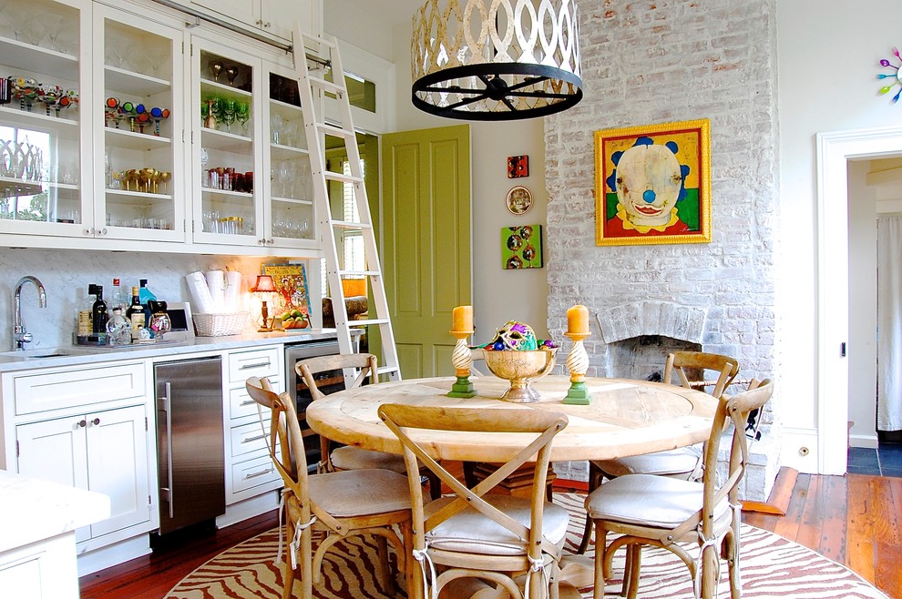 Свежая идея для дизайна: кухня в стиле фьюжн с обеденным столом и стеклянными фасадами - отличное фото интерьера