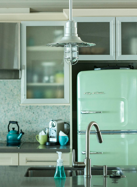 Euro Retro Refrigerator in Jadite Green