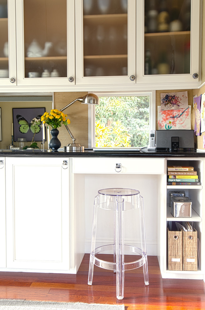 Foto på ett funkis kök, med luckor med glaspanel och vita skåp