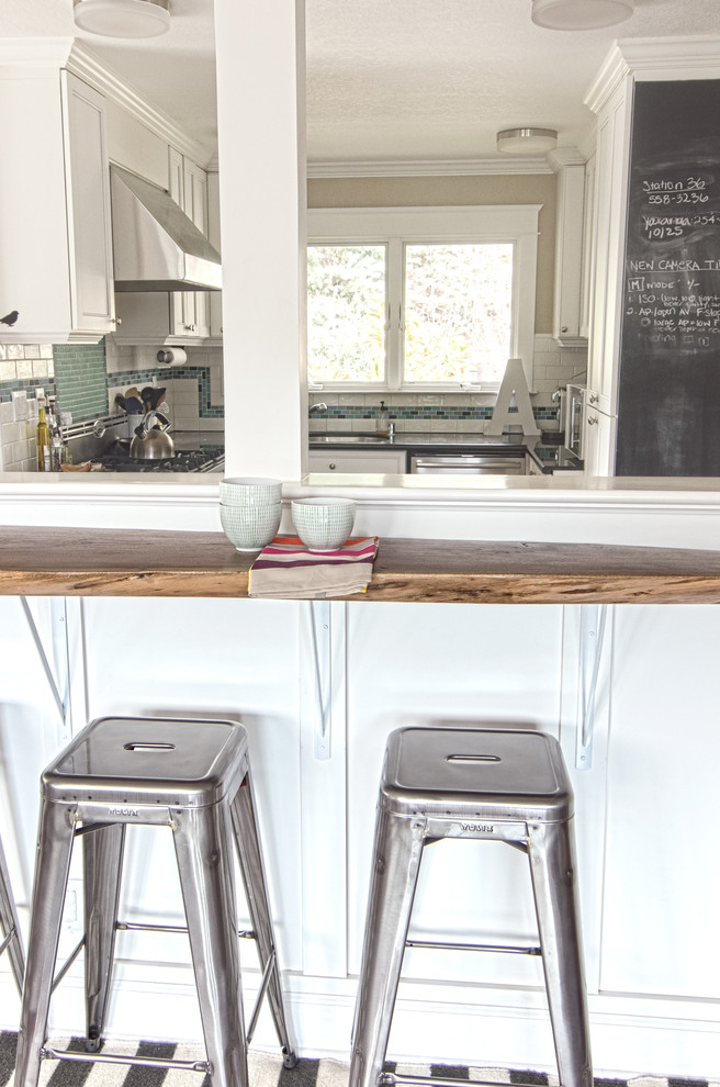 Источник вдохновения для домашнего уюта: кухня в современном стиле с деревянной столешницей и барной стойкой