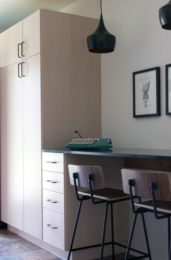 Idee per una cucina minimalista con ante lisce e ante in legno chiaro