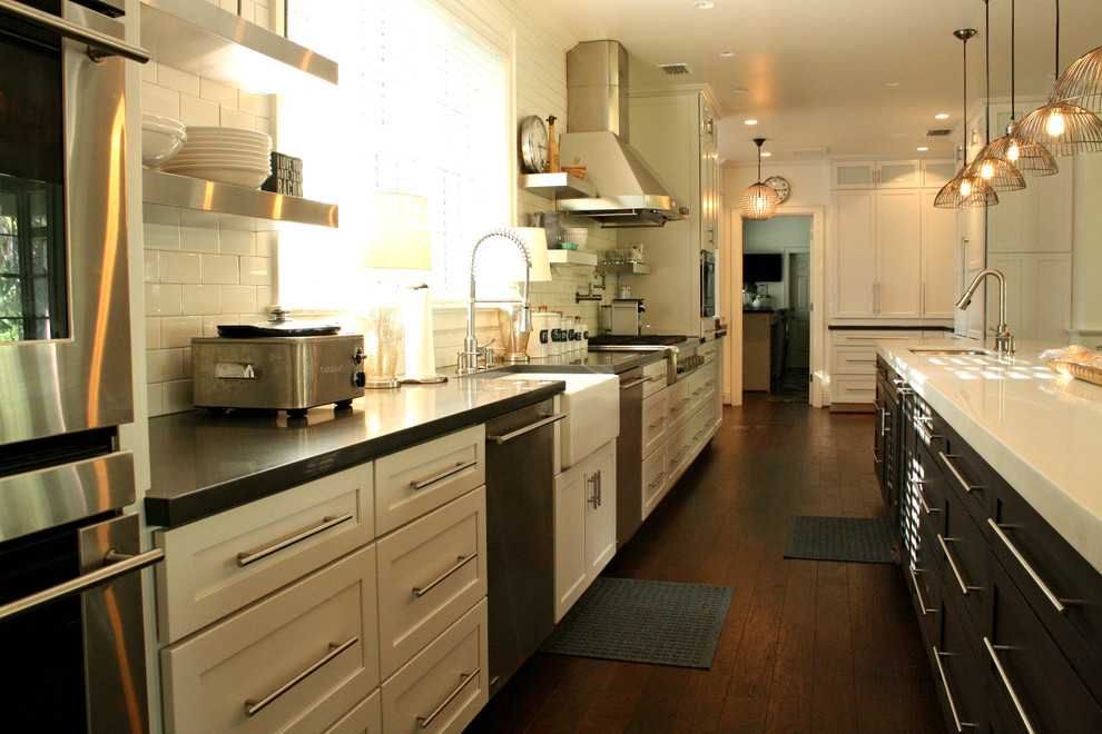タンパにあるトランジショナルスタイルのおしゃれなキッチン (エプロンフロントシンク、白いキッチンパネル、サブウェイタイルのキッチンパネル、シルバーの調理設備) の写真
