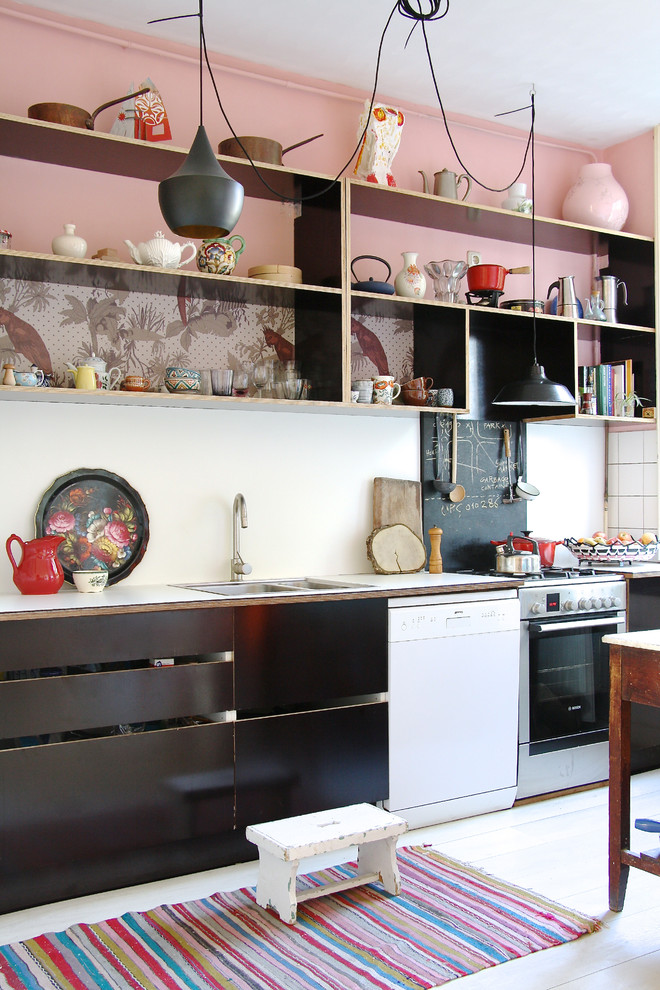 Skandinavische Küche mit offenen Schränken, schwarzen Schränken, Laminat-Arbeitsplatte, weißen Elektrogeräten, Küchenrückwand in Weiß und Tapete in Amsterdam