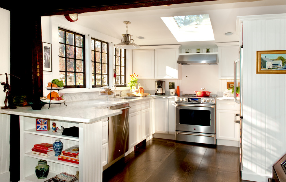 Geschlossene Country Küche in U-Form mit Schrankfronten mit vertiefter Füllung, weißen Schränken, Marmor-Arbeitsplatte und Küchengeräten aus Edelstahl in Boston