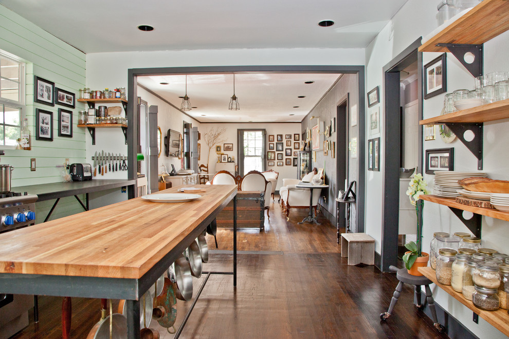 Offene Shabby-Look Küche mit Küchengeräten aus Edelstahl, Arbeitsplatte aus Holz und offenen Schränken in Austin