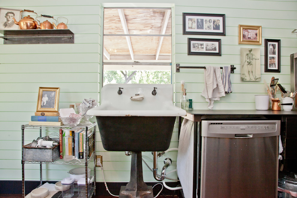 Shabby chic-inspirerad inredning av ett kök, med en rustik diskho och öppna hyllor