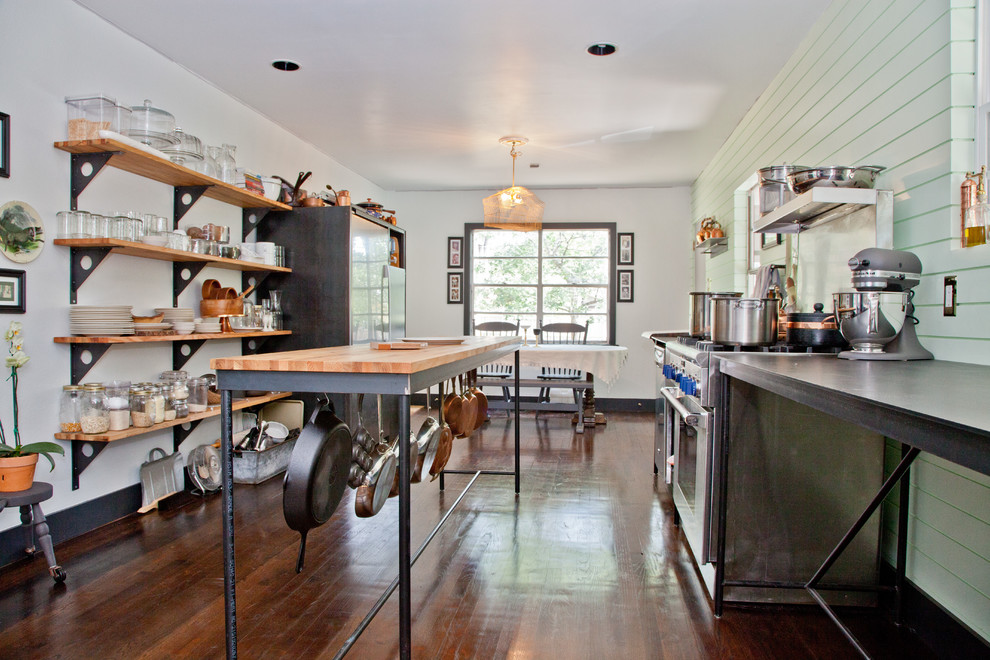 На фото: кухня в стиле шебби-шик с обеденным столом, техникой из нержавеющей стали, деревянной столешницей, открытыми фасадами и окном