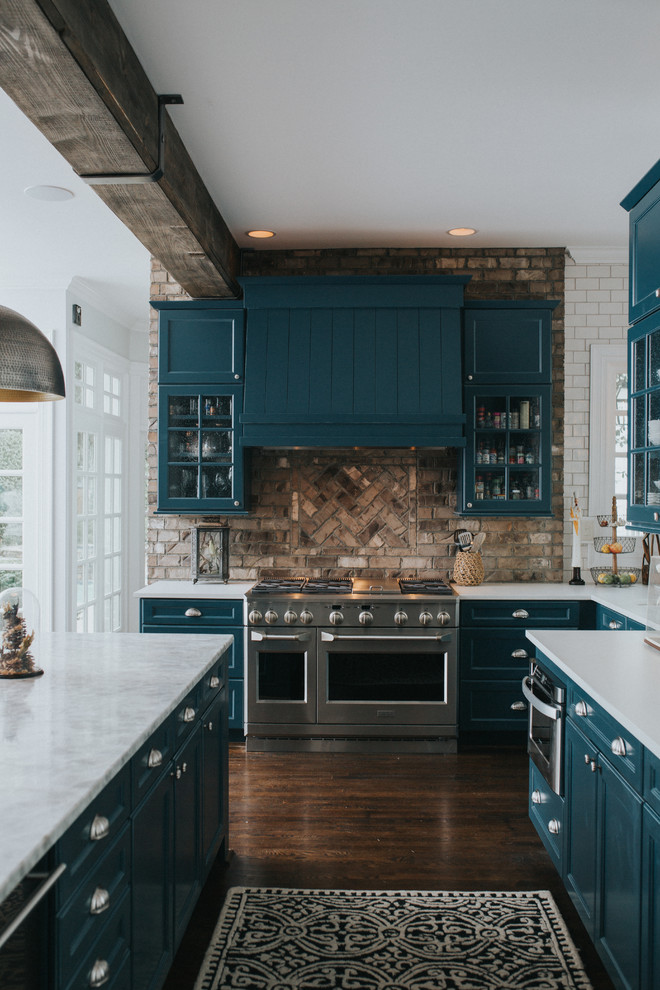 Exempel på ett stort eklektiskt kök, med en rustik diskho, släta luckor, blå skåp, marmorbänkskiva, vitt stänkskydd, stänkskydd i keramik, rostfria vitvaror, mörkt trägolv, en köksö och brunt golv
