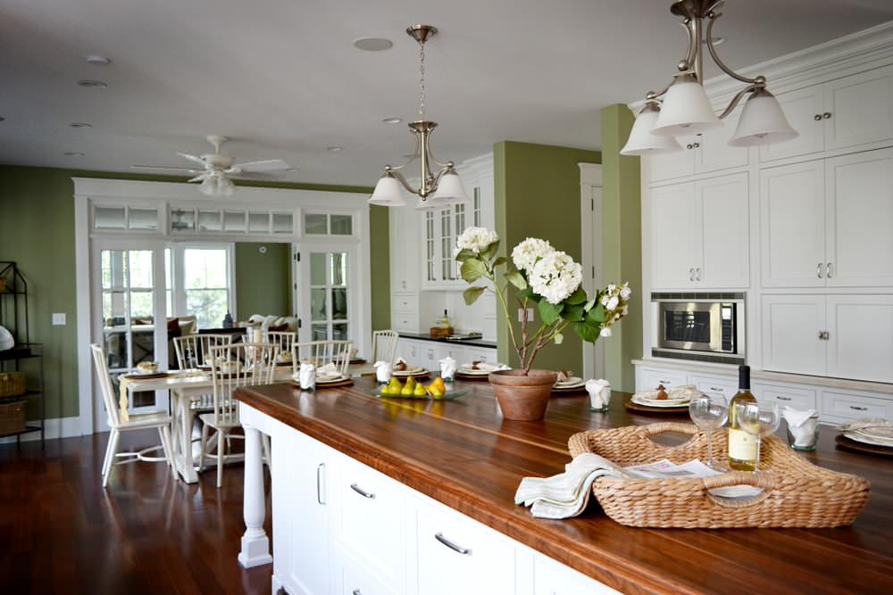 White Kitchen Cabinets With Green Walls : A Two Tone Modern Classic In ...