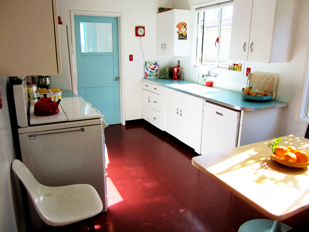 Exemple d'une cuisine éclectique avec un sol rouge.