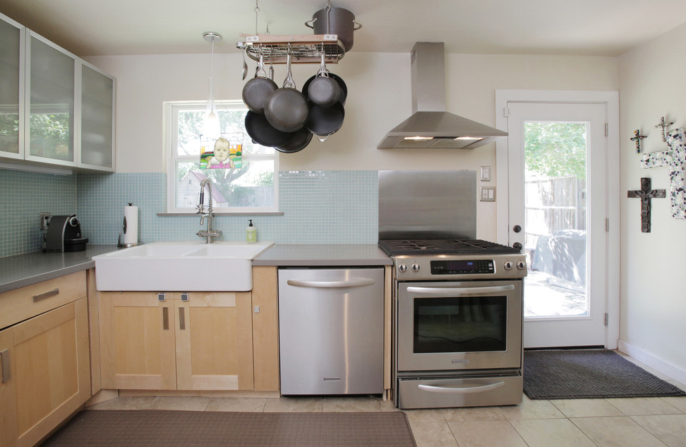 Exemple d'une cuisine chic en bois clair avec un évier 2 bacs, une crédence bleue, une crédence en mosaïque, un électroménager en acier inoxydable et un placard à porte shaker.