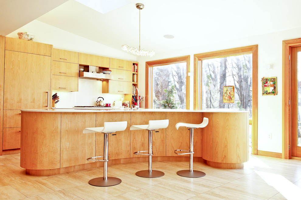 Пример оригинального дизайна: кухня в современном стиле с плоскими фасадами, фасадами цвета дерева среднего тона и техникой под мебельный фасад