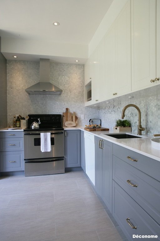 Example of a danish l-shaped ceramic tile eat-in kitchen design in Montreal with an undermount sink, shaker cabinets, gray cabinets, quartzite countertops, stainless steel appliances and stone tile backsplash