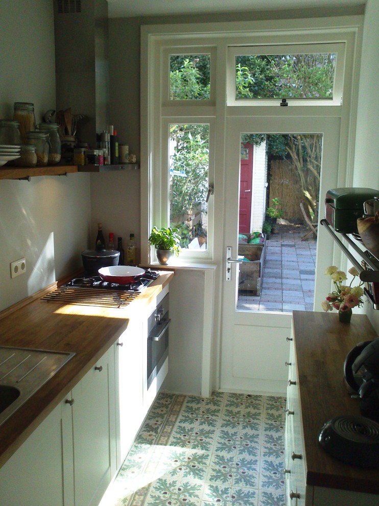 На фото: маленькая кухня в современном стиле для на участке и в саду с