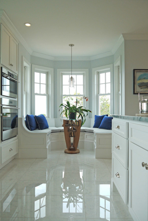 Foto di una grande cucina classica con ante con riquadro incassato, ante bianche, elettrodomestici in acciaio inossidabile, pavimento in marmo e pavimento bianco