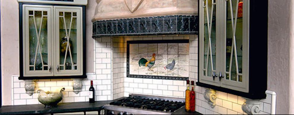 Пример оригинального дизайна: большая кухня-гостиная в стиле кантри с стеклянными фасадами, серыми фасадами, гранитной столешницей, разноцветным фартуком и фартуком из керамогранитной плитки