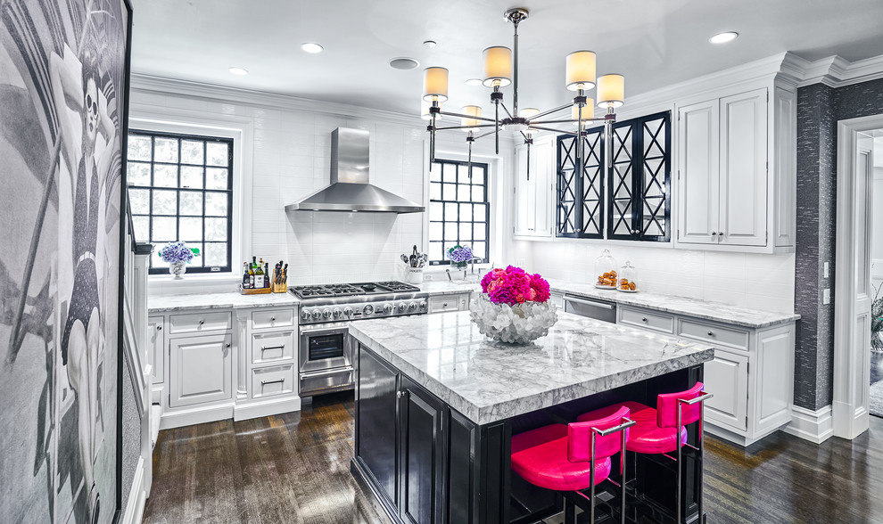 ニューヨークにあるトランジショナルスタイルのおしゃれなキッチン (レイズドパネル扉のキャビネット、白いキャビネット、白いキッチンパネル、シルバーの調理設備、濃色無垢フローリング、茶色い床、白いキッチンカウンター) の写真