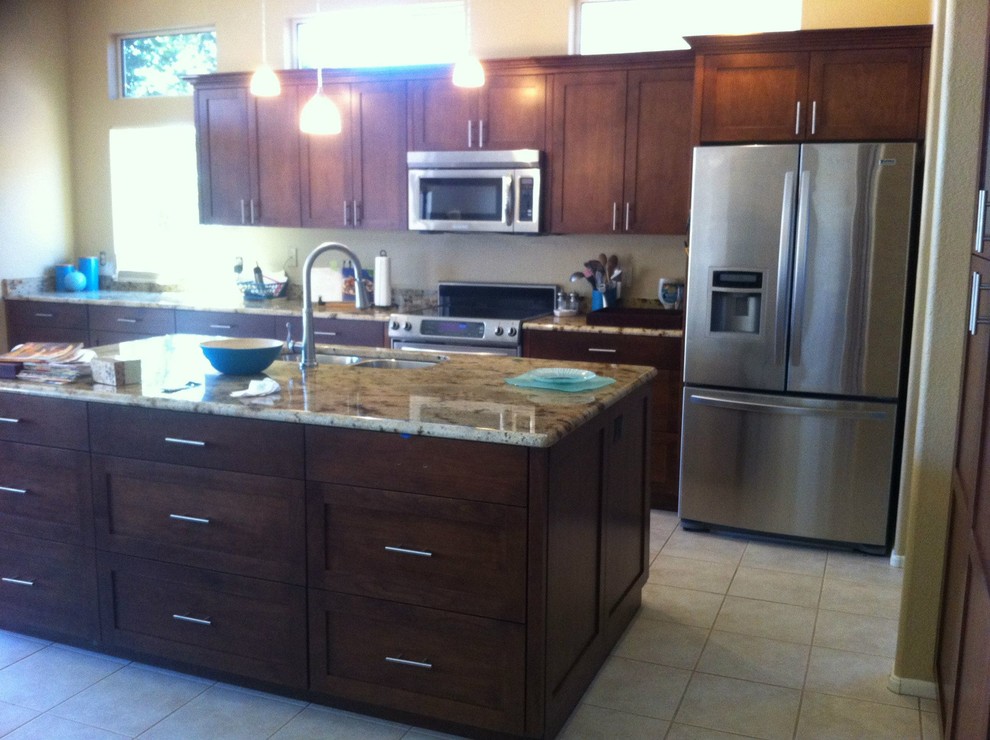 Immagine di una cucina contemporanea di medie dimensioni con ante in stile shaker, ante in legno bruno, top in granito e pavimento in gres porcellanato