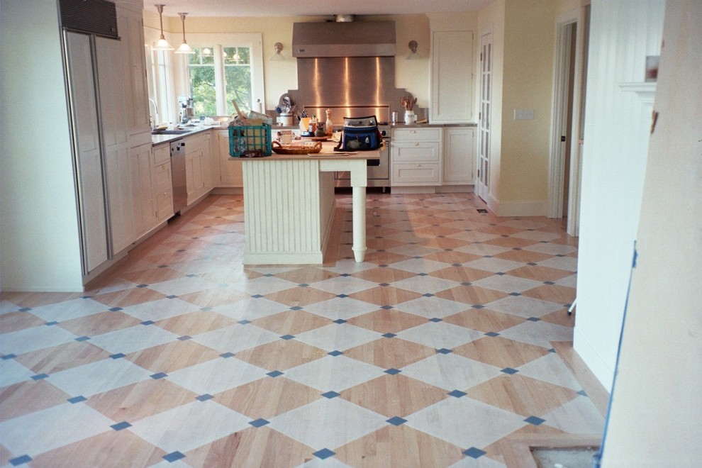 Foto di una grande cucina country con ante in stile shaker e pavimento in legno verniciato