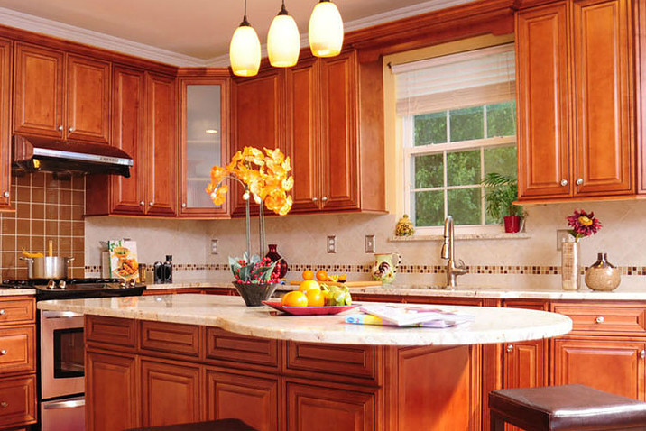 Inspiration för avskilda, mellanstora amerikanska flerfärgat l-kök, med en undermonterad diskho, luckor med upphöjd panel, skåp i mellenmörkt trä, granitbänkskiva, beige stänkskydd, stänkskydd i porslinskakel, rostfria vitvaror och en köksö