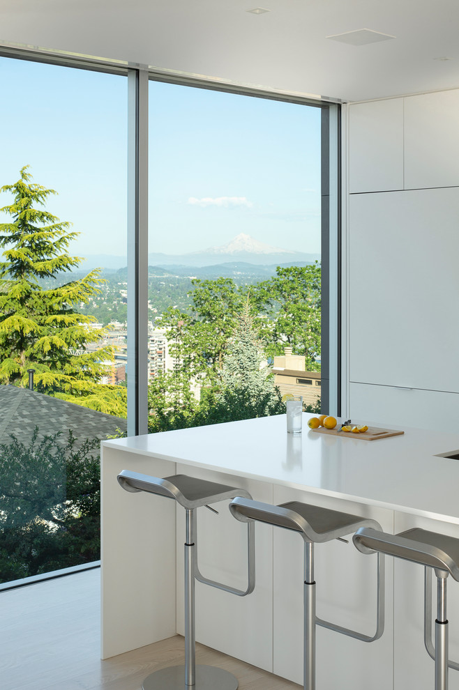 Idee per una cucina moderna con ante lisce, ante bianche, elettrodomestici da incasso, parquet chiaro, pavimento beige e top bianco