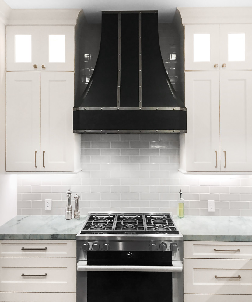 Idéer för att renovera ett stort vintage grå grått kök, med en enkel diskho, luckor med infälld panel, vita skåp, bänkskiva i kvartsit, grått stänkskydd, stänkskydd i keramik, rostfria vitvaror, klinkergolv i keramik, en köksö och brunt golv