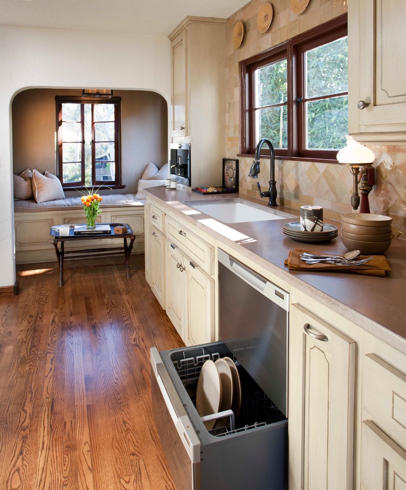 Example of a tuscan kitchen design in San Diego