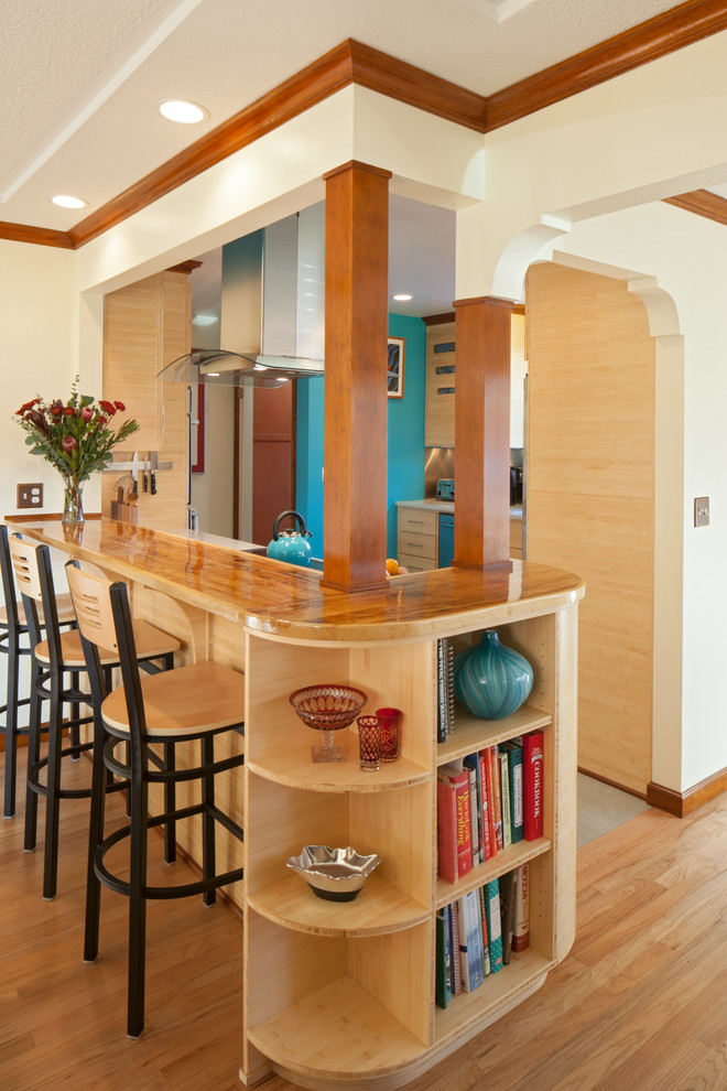 Geschlossene Klassische Küche mit flächenbündigen Schrankfronten, hellen Holzschränken, Arbeitsplatte aus Holz, Küchengeräten aus Edelstahl und Linoleum in Portland