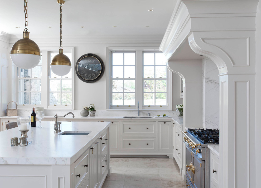 Idéer för att renovera ett stort vintage gul gult kök, med en nedsänkt diskho, luckor med profilerade fronter, vita skåp, marmorbänkskiva, vitt stänkskydd, stänkskydd i marmor, rostfria vitvaror, klinkergolv i porslin, en köksö och beiget golv