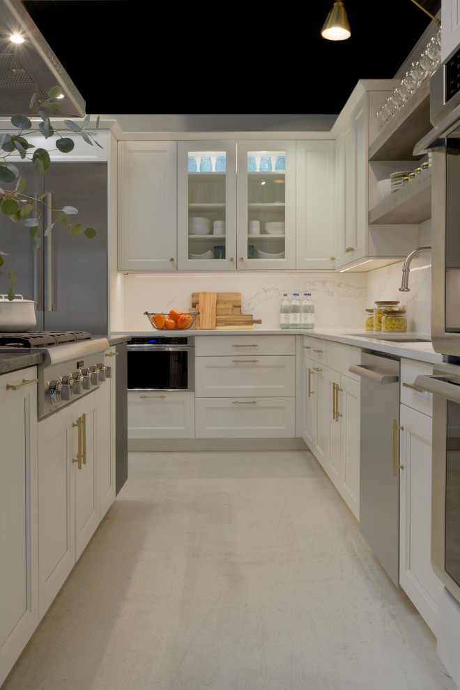 Klassisk inredning av ett stort vit vitt kök, med en undermonterad diskho, skåp i shakerstil, vita skåp, bänkskiva i kvarts, vitt stänkskydd, rostfria vitvaror, betonggolv, en köksö och vitt golv