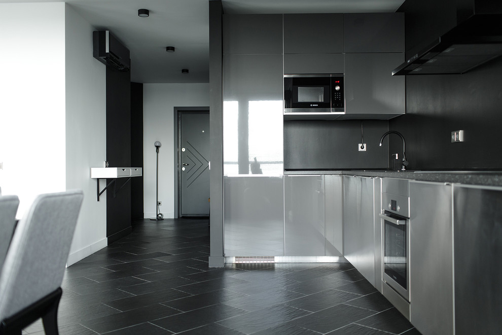 Стильный дизайн: кухня среднего размера в стиле лофт с полом из керамогранита и черным полом - последний тренд