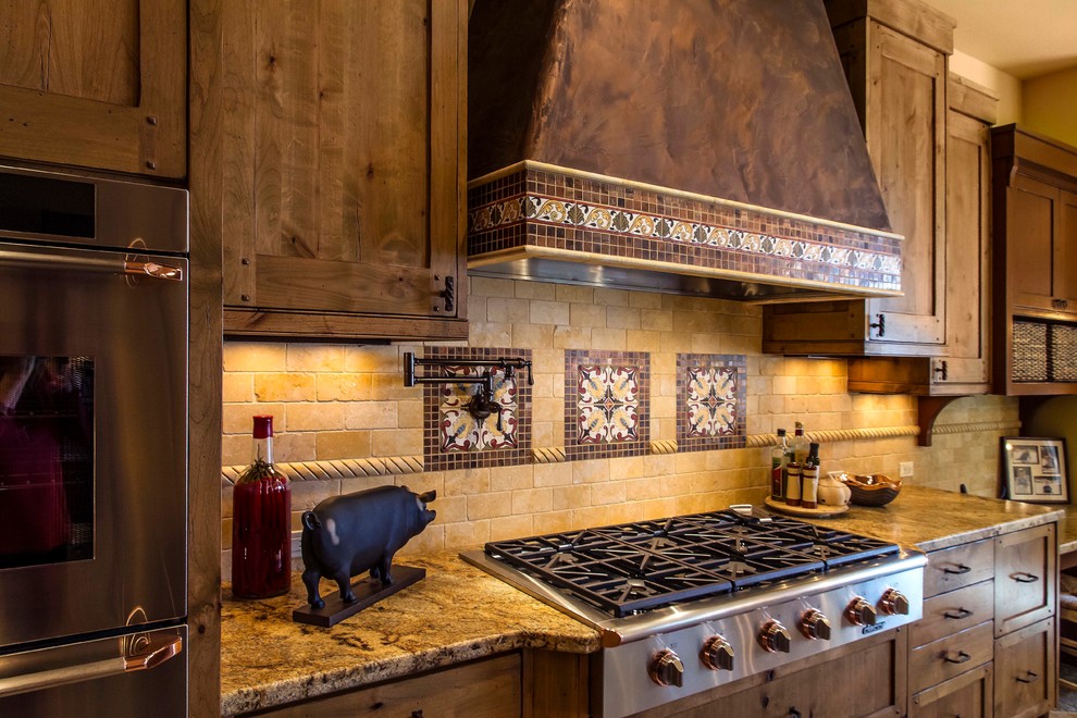 Immagine di una grande cucina rustica con ante in stile shaker, ante in legno chiaro, top in granito, paraspruzzi beige, paraspruzzi con piastrelle diamantate e elettrodomestici da incasso
