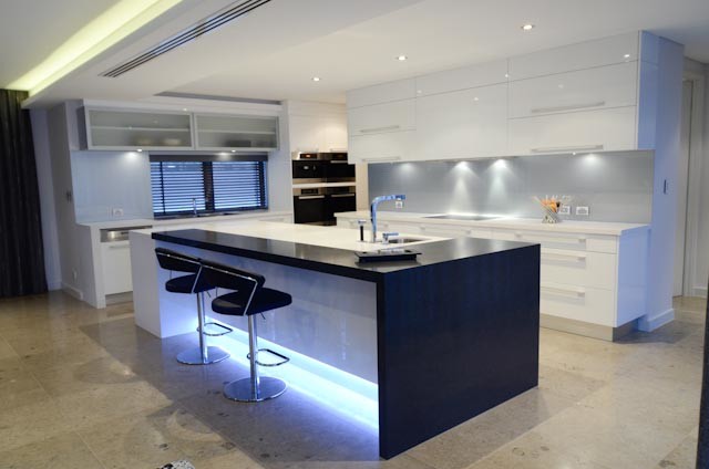 На фото: огромная кухня в стиле модернизм с серым фартуком