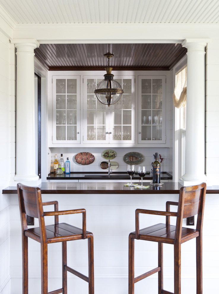 Immagine di una grande cucina parallela classica con ante di vetro, lavello sottopiano, ante bianche, paraspruzzi bianco e nessuna isola