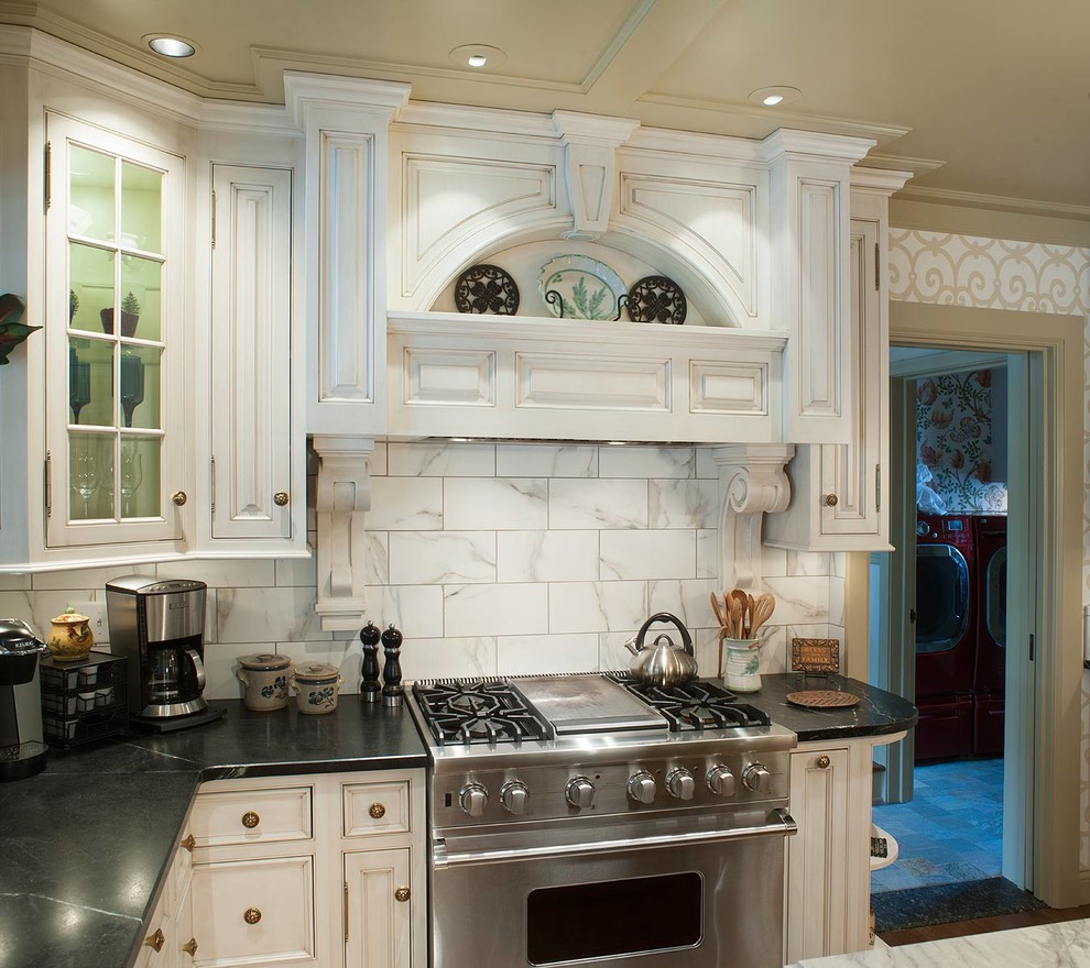 Inspiration for a timeless kitchen remodel in Cleveland