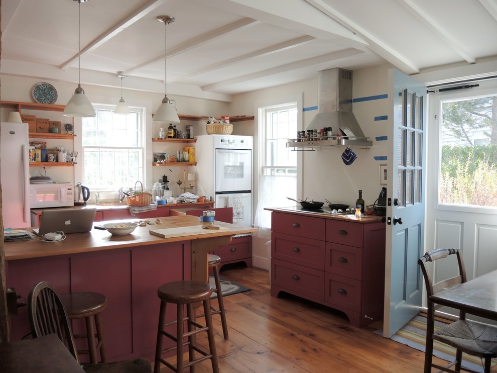 Источник вдохновения для домашнего уюта: прямая кухня среднего размера в классическом стиле с обеденным столом, фасадами в стиле шейкер, красными фасадами, деревянной столешницей и островом