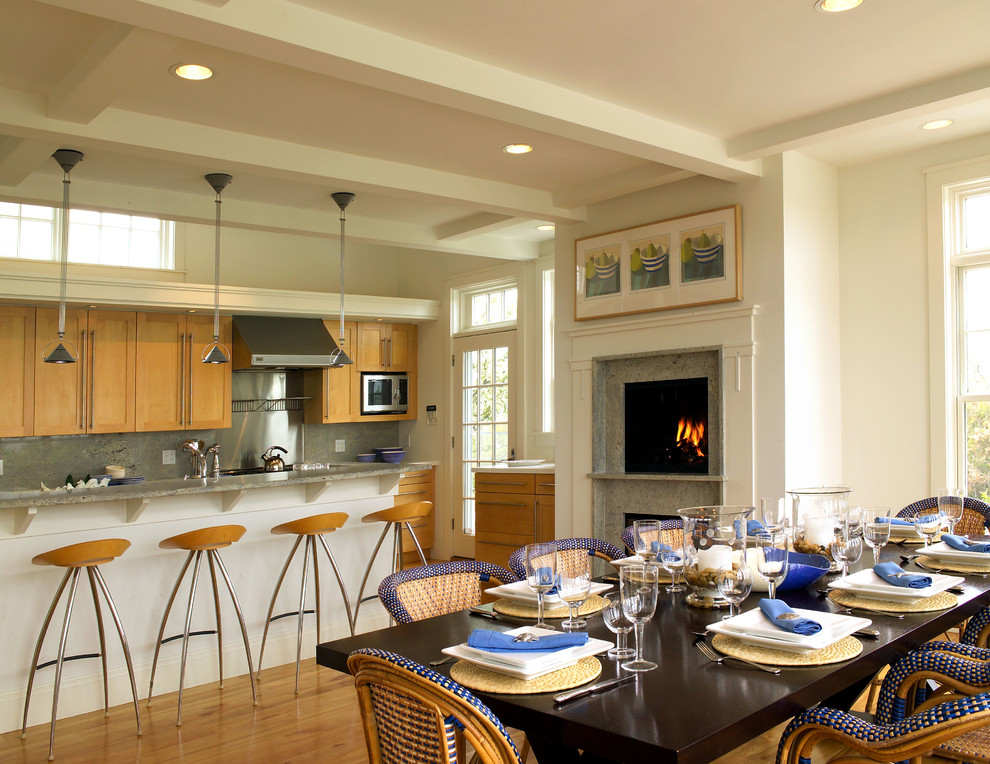 Источник вдохновения для домашнего уюта: кухня в морском стиле с обеденным столом, фасадами в стиле шейкер и фасадами цвета дерева среднего тона
