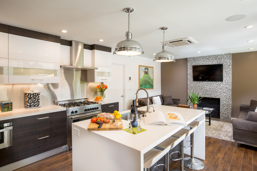 Moderne Küche mit flächenbündigen Schrankfronten, Küchenrückwand in Metallic, Küchengeräten aus Edelstahl und braunem Holzboden in San Francisco
