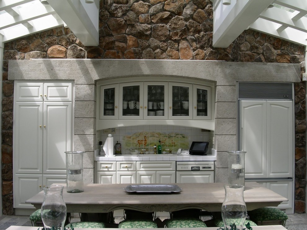 Diseño de cocina clásica con pared de piedra