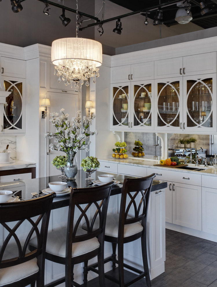 Пример оригинального дизайна: кухня в классическом стиле с стеклянными фасадами и белыми фасадами