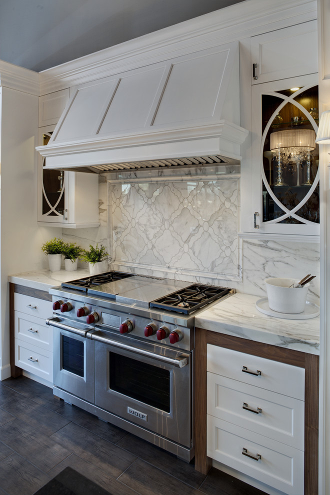 Klassische Küche mit Marmor-Arbeitsplatte, Küchengeräten aus Edelstahl, Küchenrückwand in Weiß und Rückwand aus Marmor in Sonstige