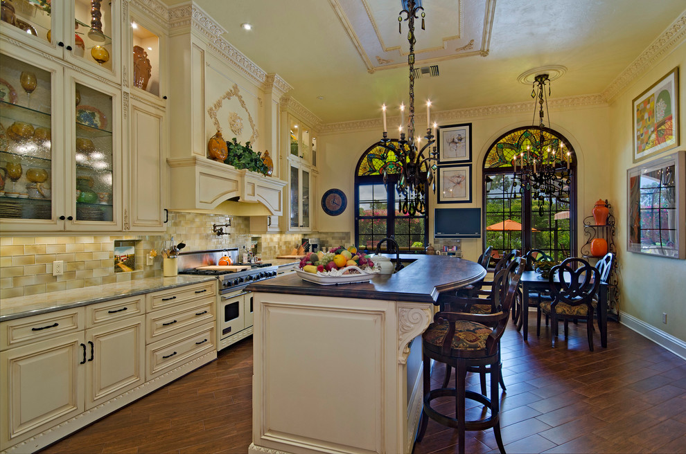 На фото: кухня в викторианском стиле