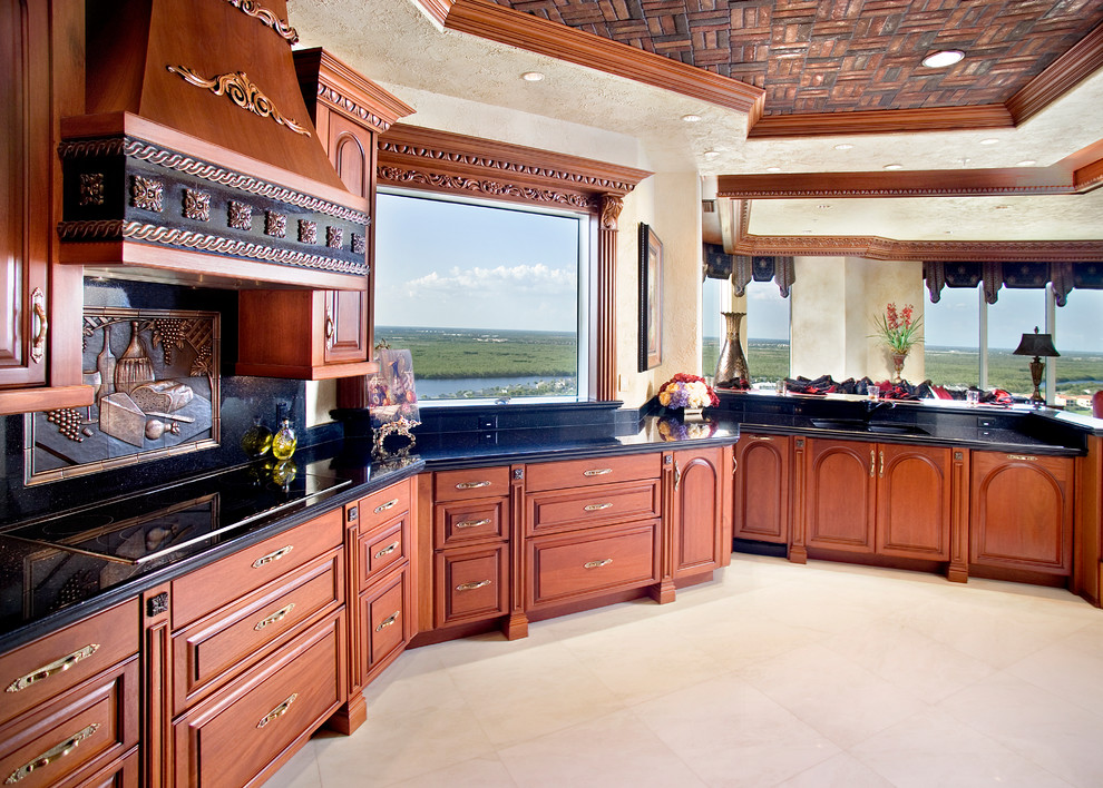 Esempio di una cucina chic con ante con bugna sagomata, ante in legno scuro, paraspruzzi nero e pavimento in marmo