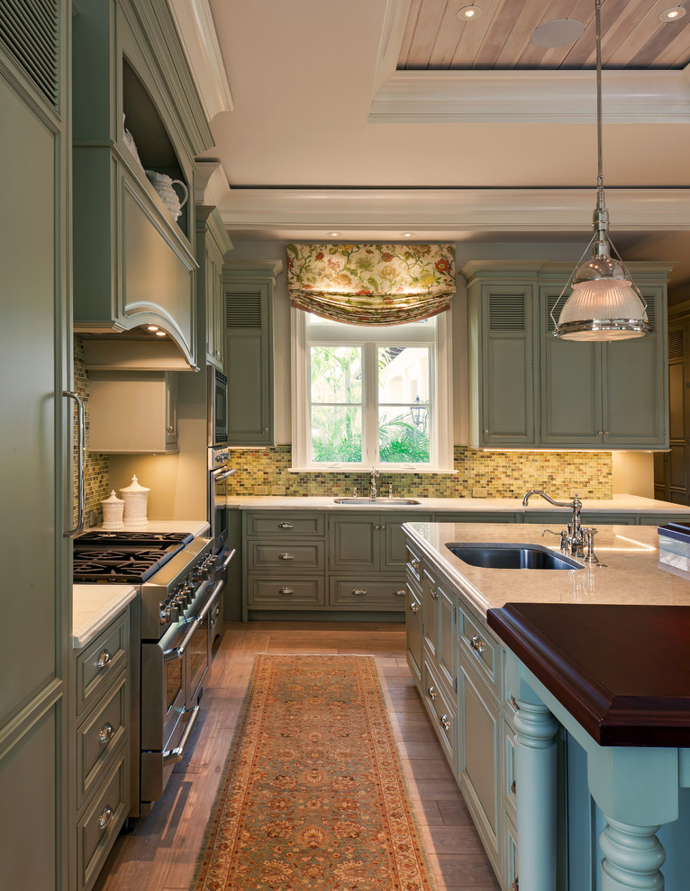 Große Klassische Küche mit braunem Holzboden, Unterbauwaschbecken, profilierten Schrankfronten, grünen Schränken, bunter Rückwand und Kücheninsel in Boston
