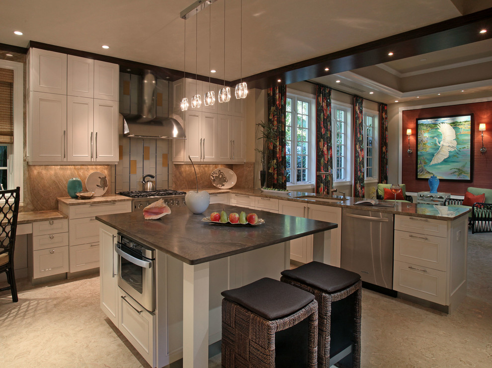 Design ideas for a traditional kitchen in Miami.