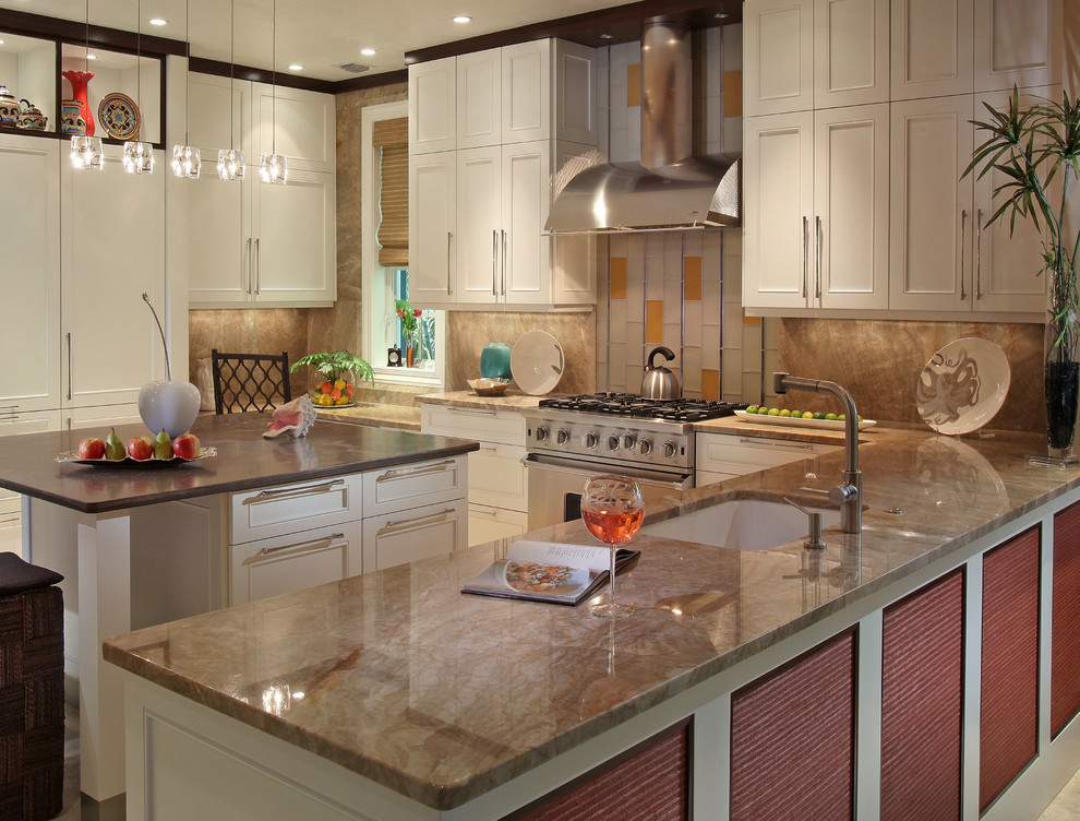 Moderne Küche in L-Form mit Unterbauwaschbecken, Schrankfronten mit vertiefter Füllung, beigen Schränken, Küchenrückwand in Gelb und Rückwand aus Glasfliesen in Tampa