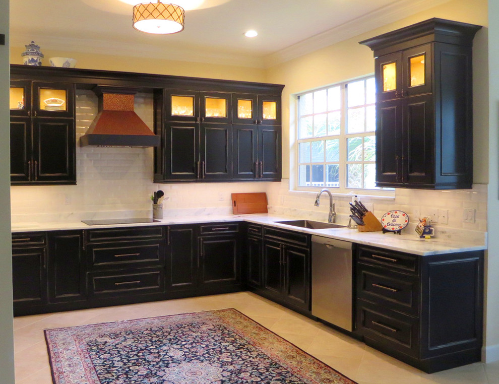 Foto på ett mellanstort vintage kök, med en integrerad diskho, luckor med profilerade fronter, svarta skåp, granitbänkskiva, vitt stänkskydd, stänkskydd i keramik, rostfria vitvaror, klinkergolv i keramik och beiget golv